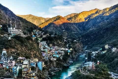 Temple and colourful houses along the river at Devprayag in Tehri Garhwal