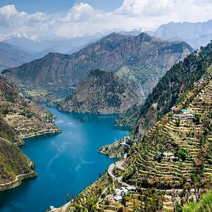 Quiet residential lane in New Tehri with colourful houses and mountain backdrop